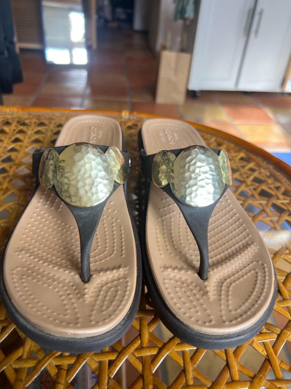 Crocs Thong Sandals w/ Gold Hammered Medallion | Comfort Flip Flops | Size 7 - Picture 8 of 8